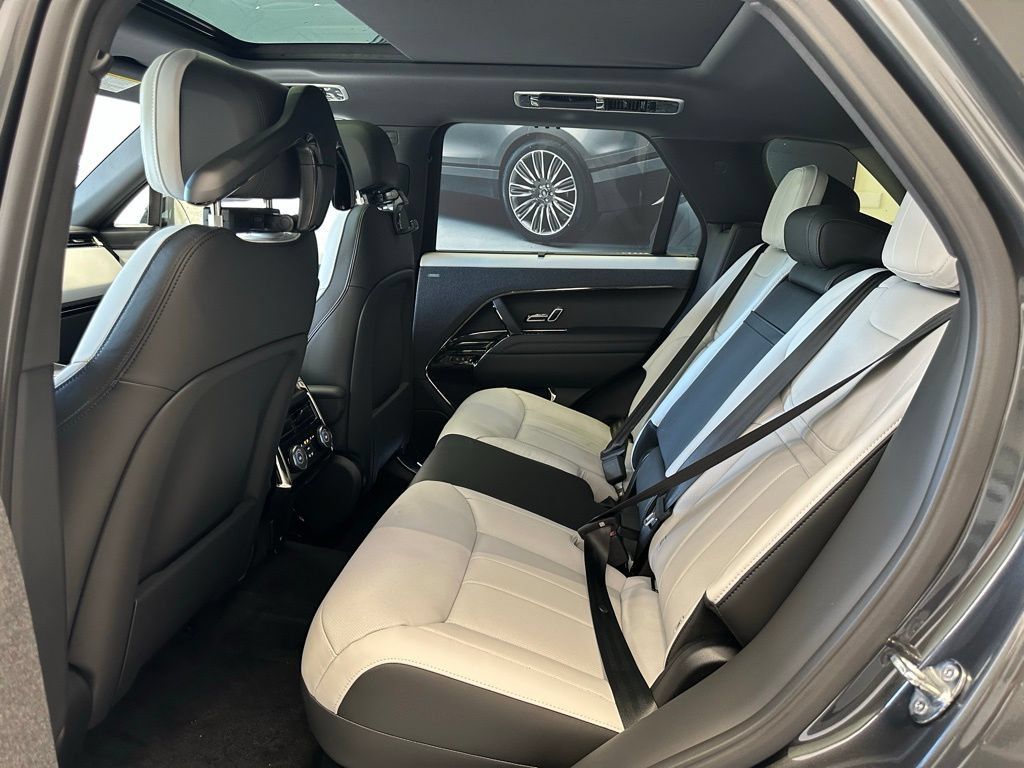 New 2025 Land Rover Range Rover Sport Dynamic SE AWD/4WD image 12