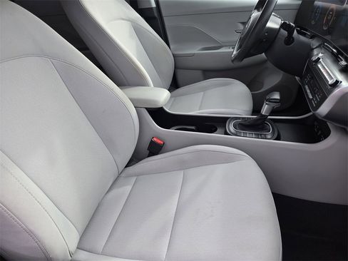 Used 2025 Hyundai Kona SEL image 9