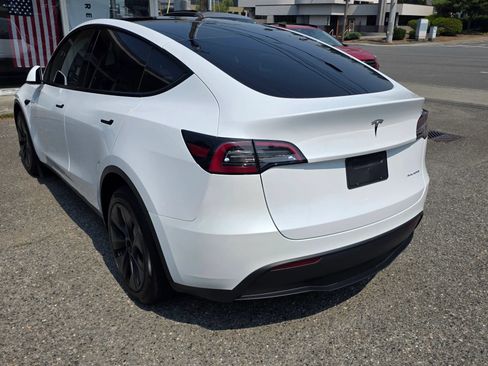 Used 2024 Tesla Model Y Long Range AWD/4WD image 7