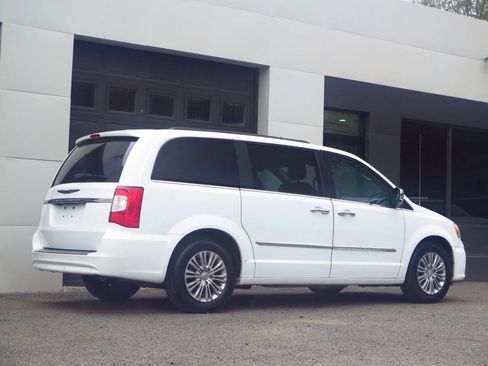 Used 2016 Chrysler Town & Country Touring-L FWD image 4