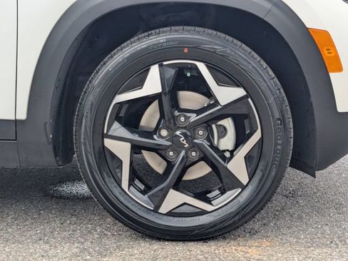 Certified 2024 Kia Seltos EX FWD image 12