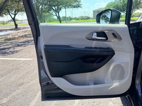 Used 2023 Chrysler Pacifica Touring-L FWD image 12