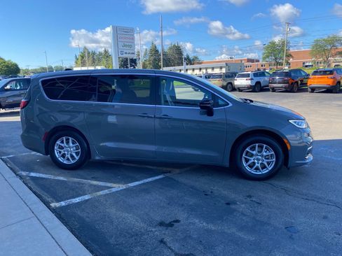 Used 2025 Chrysler Pacifica Select FWD image 6
