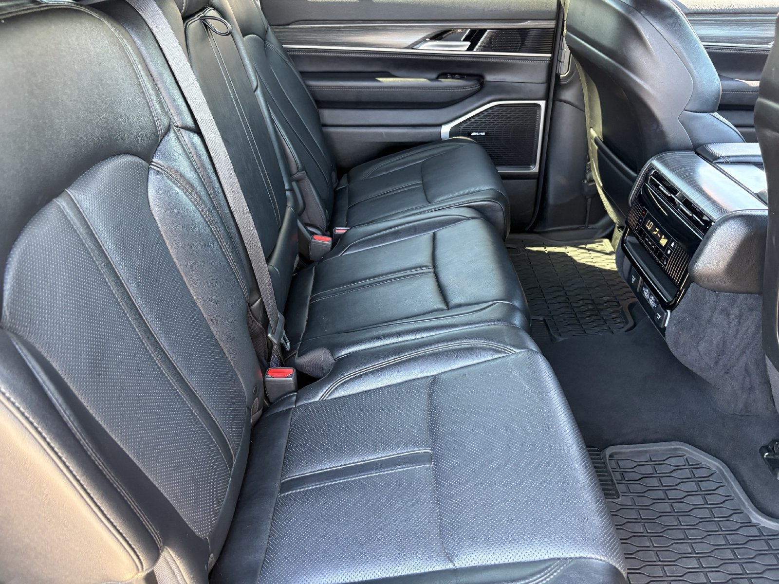 Used 2024 Jeep Wagoneer L Series III w/ Flexible Seating Group AWD/4WD image 16