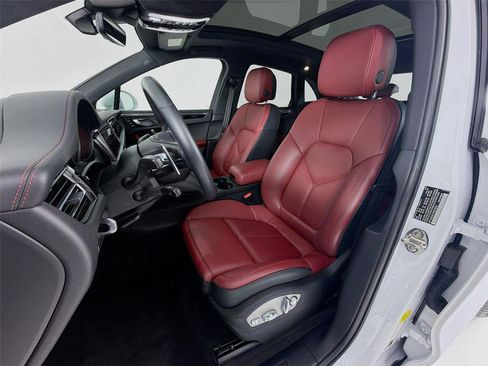 Used 2023 Porsche Macan AWD/4WD image 5
