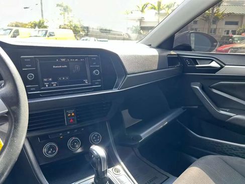 Used 2021 Volkswagen Jetta SE FWD image 32