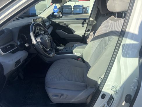 Certified 2022 Toyota Highlander LE image 5