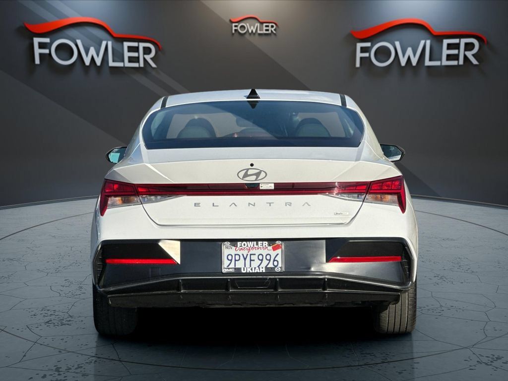 Used 2025 Hyundai Elantra Limited FWD image 4