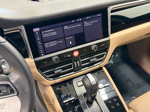 Used 2025 Porsche Macan image 26