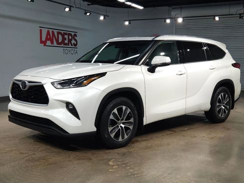 Used 2021 Toyota Highlander XLE image 3
