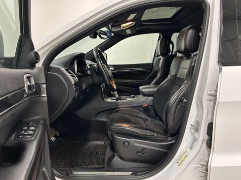 Used 2017 Jeep Grand Cherokee Trailhawk AWD/4WD image 4