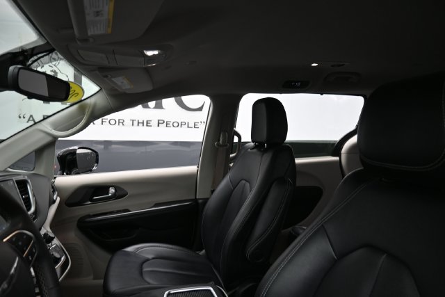Used 2024 Chrysler Pacifica Touring-L FWD image 18
