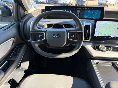 Used 2025 Ford Expedition Active image 15