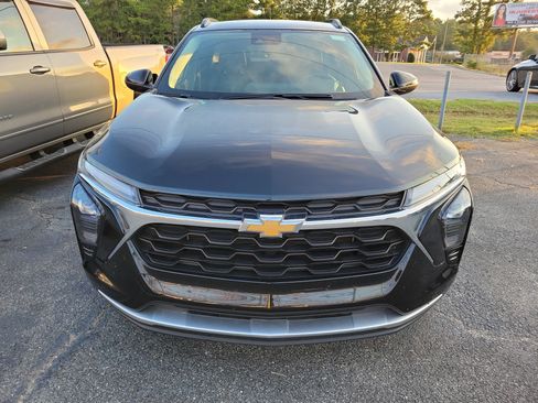 Used 2025 Chevrolet Trax LT w/ LT Convenience Package FWD image 2