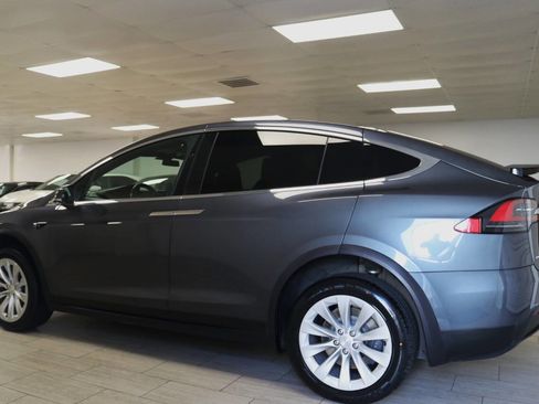Used 2018 Tesla Model X 75D image 11
