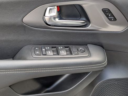 Used 2026 Chrysler Pacifica Select FWD image 15