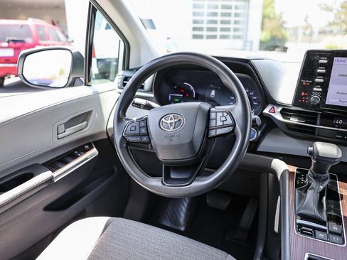 Certified 2023 Toyota Sienna LE AWD/4WD image 4