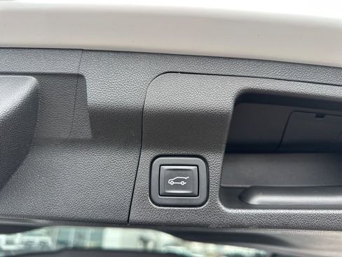 Used 2023 GMC Acadia SLT image 13