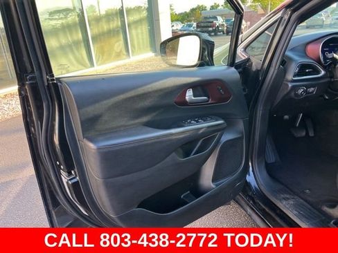Used 2020 Chrysler Pacifica Touring-L FWD image 4