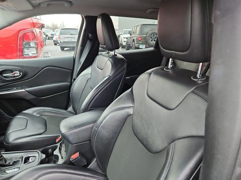 Used 2019 Jeep Cherokee Latitude Plus w/ Cold Weather Group image 8