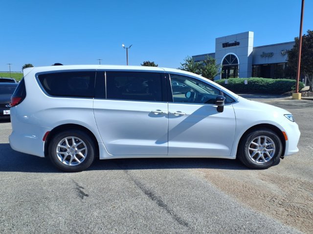 Used 2024 Chrysler Pacifica Touring-L FWD image 9