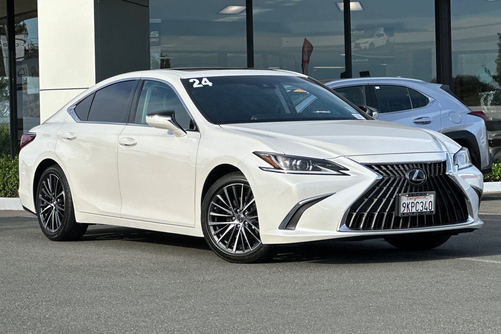 Certified 2024 Lexus ES 350 w/ Premium Package FWD image 2