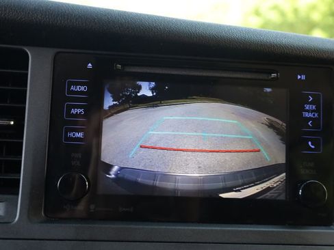 Used 2017 Toyota Sienna LE AWD/4WD image 23