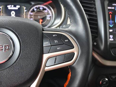 Used 2017 Jeep Cherokee Latitude w/ Safety/Convenience Group AWD/4WD image 36