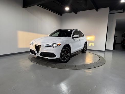 Used 2022 Alfa Romeo Stelvio Ti image 4