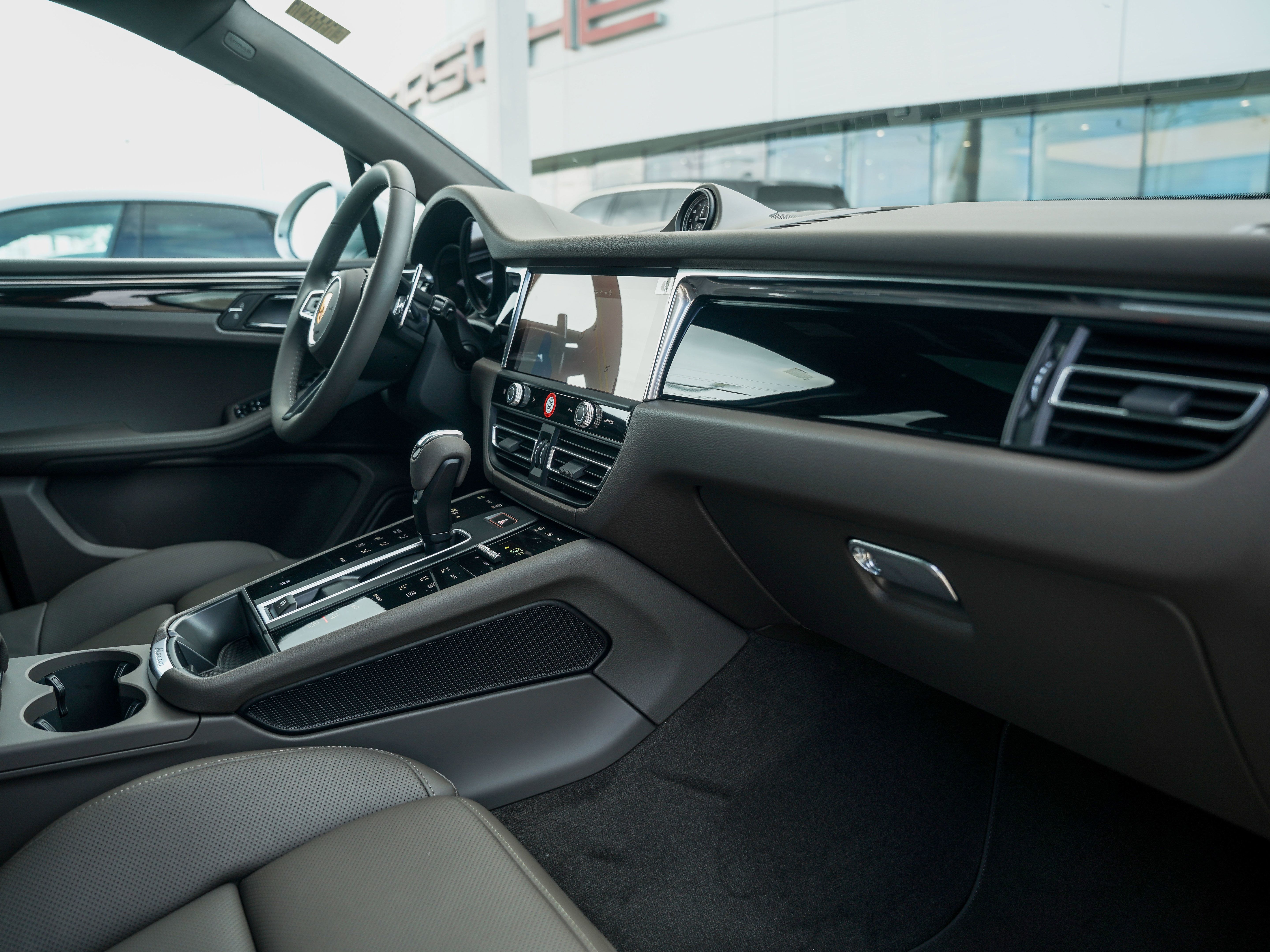 Certified 2026 Porsche Macan AWD/4WD image 33
