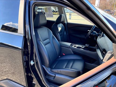 Used 2023 Nissan Rogue SV w/ SV Premium B Package image 11