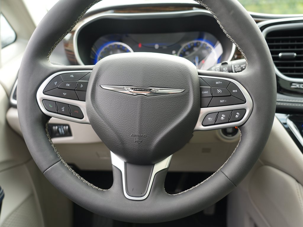 Used 2024 Chrysler Pacifica Limited FWD image 23