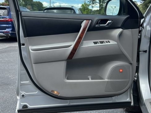 Used 2011 Toyota Highlander Limited image 9