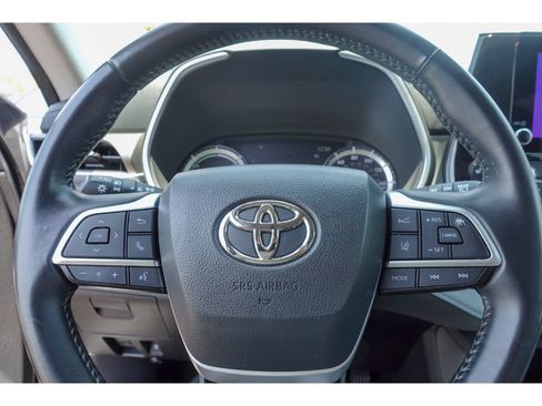 Used 2023 Toyota Highlander XLE FWD image 14