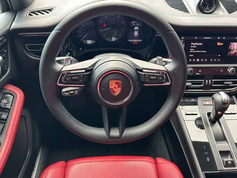 Used 2025 Porsche Macan image 16