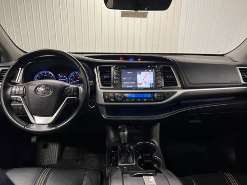 Used 2018 Toyota Highlander SE image 12
