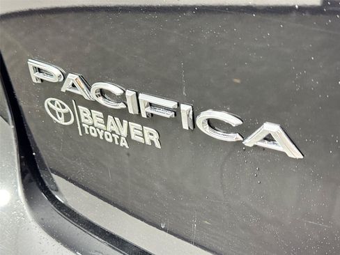 Used 2024 Chrysler Pacifica Touring-L FWD image 14