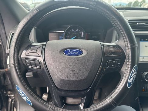 Used 2018 Ford Explorer XLT w/ Equipment Group 201A FWD image 13