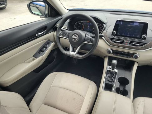 Used 2025 Nissan Altima 2.5 SV FWD image 12