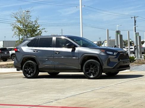 Used 2022 Toyota RAV4 LE FWD image 6