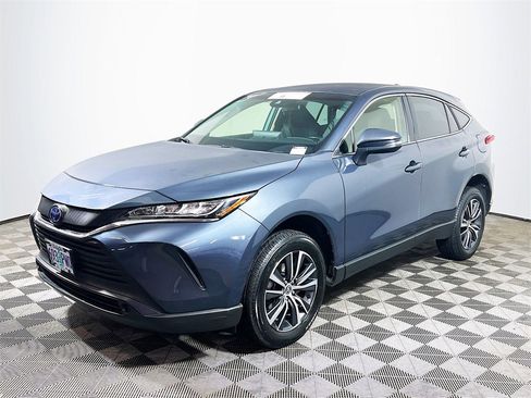 Certified 2022 Toyota Venza LE image 4