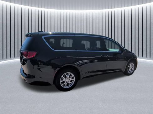 Used 2023 Chrysler Voyager LX FWD image 17