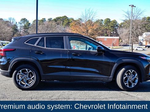 Used 2025 Chevrolet Trax LT w/ LT Convenience Package image 9