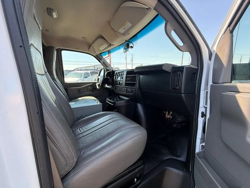 Used 2017 Chevrolet Express 3500 Extended RWD image 20