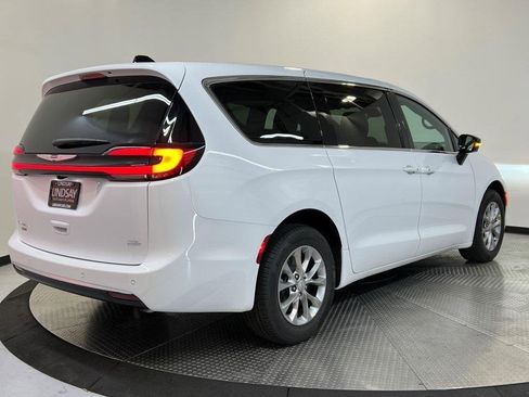 New 2026 Chrysler Pacifica Select image 4
