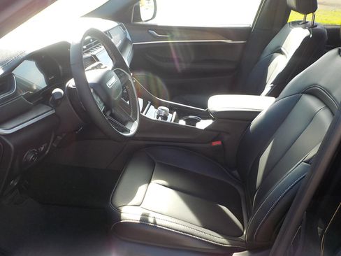 New 2025 Jeep Grand Cherokee Limited w/ Black Appearance Package image 17