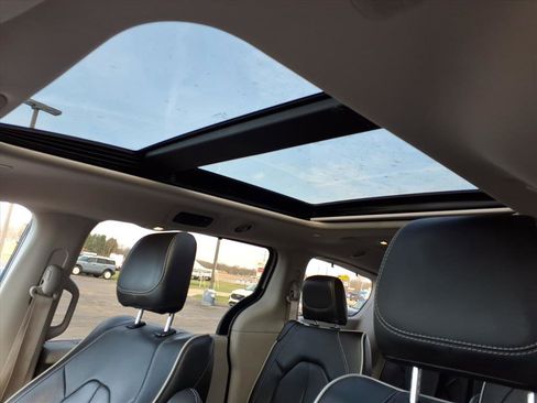 Used 2023 Chrysler Pacifica Limited image 18