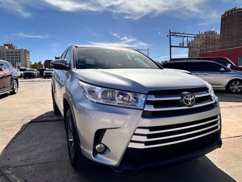 Used 2017 Toyota Highlander XLE image 3