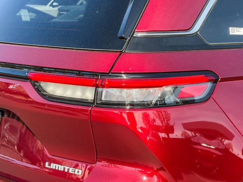 Used 2024 Jeep Grand Cherokee Limited w/ Luxury Tech Group II image 8