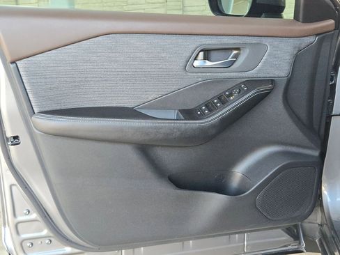 Used 2023 Nissan Rogue SV image 11